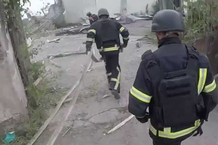 У мережі публікують відео наслідків учорашнього обстрілу Костянтинівки Донецької області