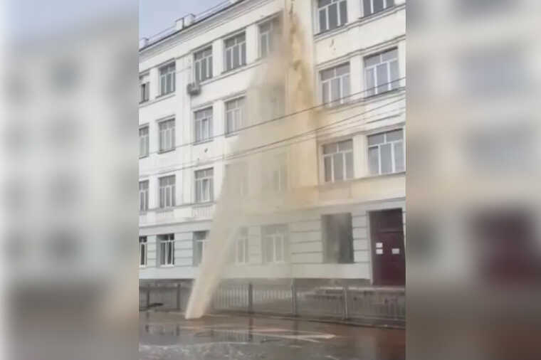 У Києві на Подолі прорвало трубу, "фонтан" сягав четвертого поверху гімназії