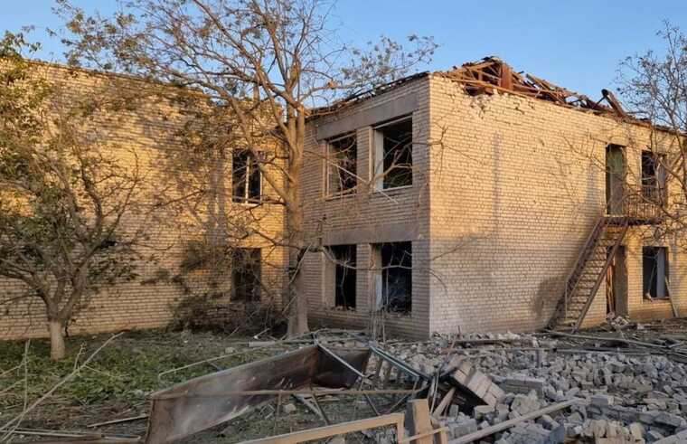 Окупанти обстріляли селище на Херсонщині: жінка отримала вибухову травму