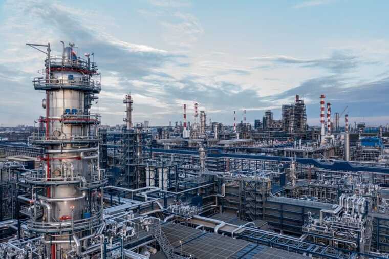 В России озвучили причину взрыва на Омском НПЗ