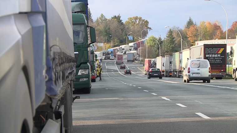 Підприємці масово скаржаться на труднощі з постановкою автівок на облік через ТЦК