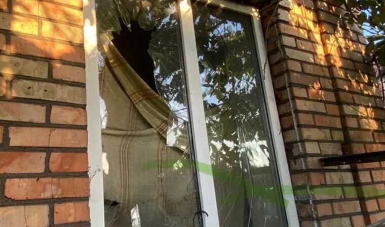 Окупанти знову атакували Дніпропетровську область: розбиті будинки та господарські будівлі