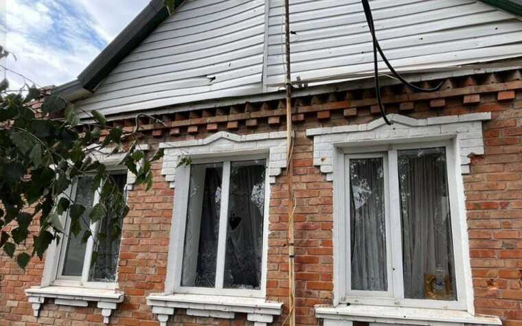 Унаслідок обстрілів окупантів у Нікополі знищено підприємство, пошкоджено 12 приватних житлових будинків