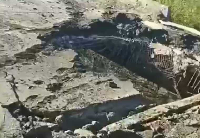 В сети публикуют последствия прилетов по мосту в прифронтовом Покровске