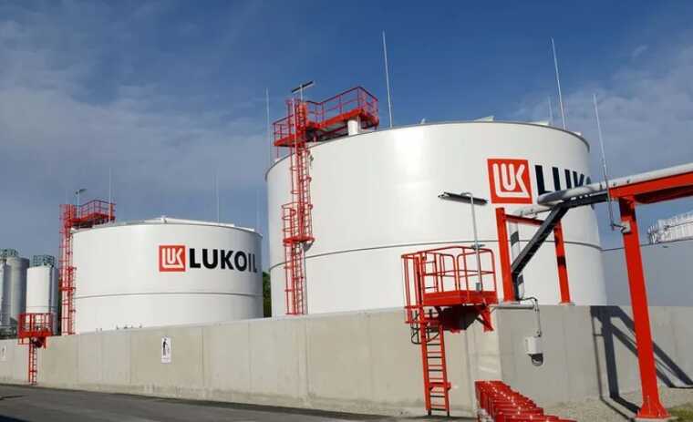 Reuters: "Лукойл" відновлює постачання нафти до ЄС через Україну