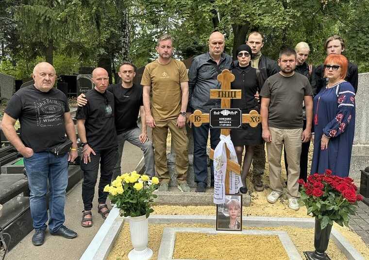 Сергій Жадан відвідав могилу загиблої під час обстрілу РФ художниці Ніки Кожушко