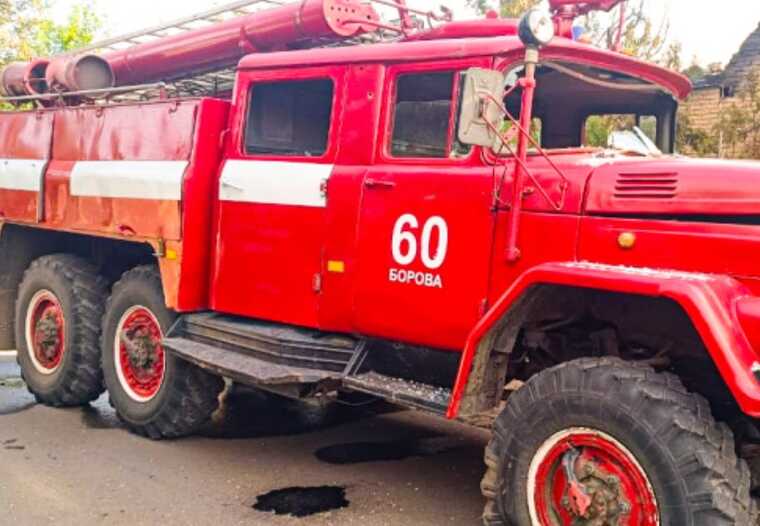 У ДСНС показали наслідки удару росіян по Боровій, де були поранені рятувальники