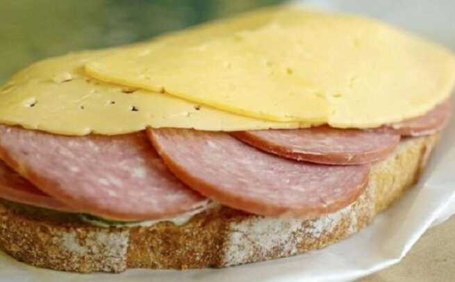 У школах Луцька учням заборонили приносити бутерброди з ковбасою