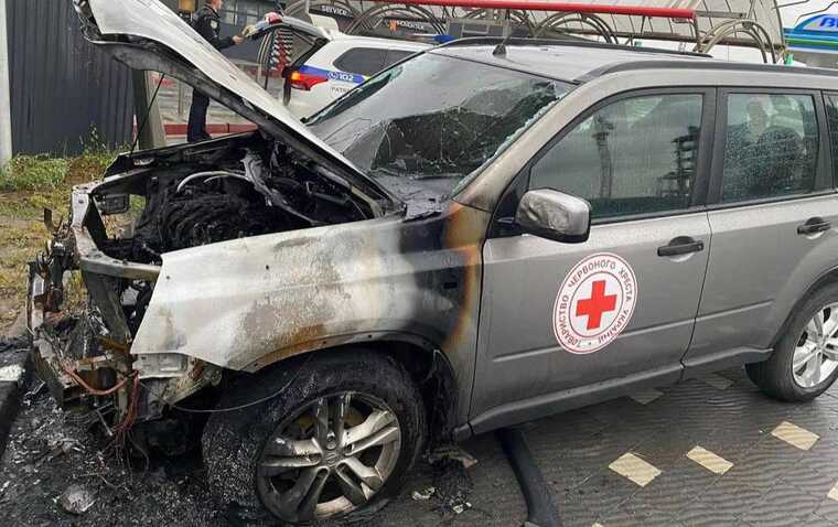 В Ужгороді спалили автомобіль Червоного Хреста