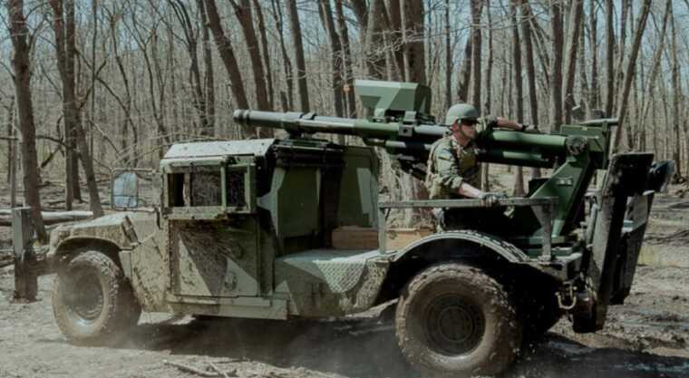 США тестують в Україні гаубиці Hawkeye на всюдиході HMMWV, — ЗМІ