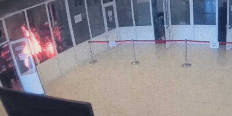 В Румынии мужчина устроил пожар в здании парламента: 300 человек эвакуировали