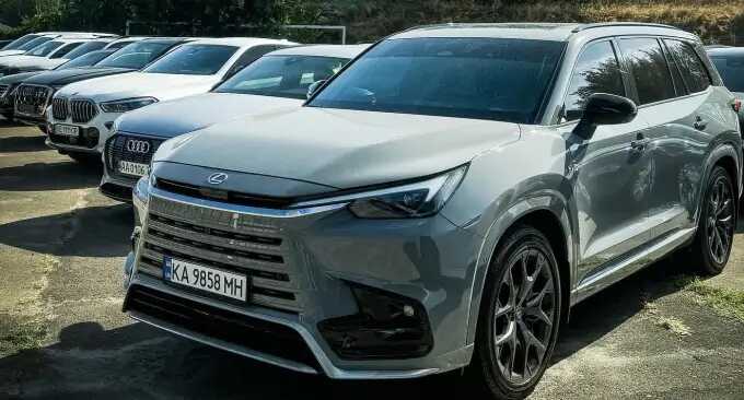 В столиці помітили найбільший і найдорожчий кросовер Lexus