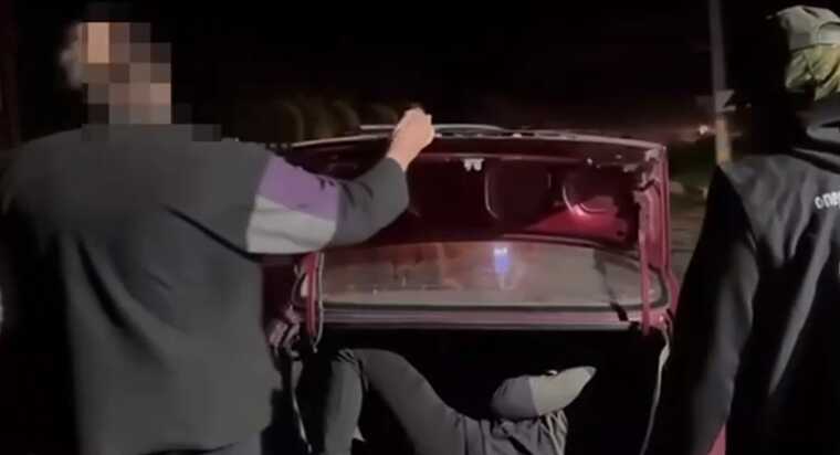 Пограничники на границе с Румынией обнаружили в багажнике авто путешественника-уклониста