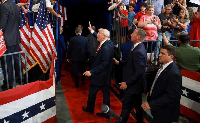 Біля місця проведення мітингу Дональда Трампа на Лонг-Айленді поліція знайшла вибухівку