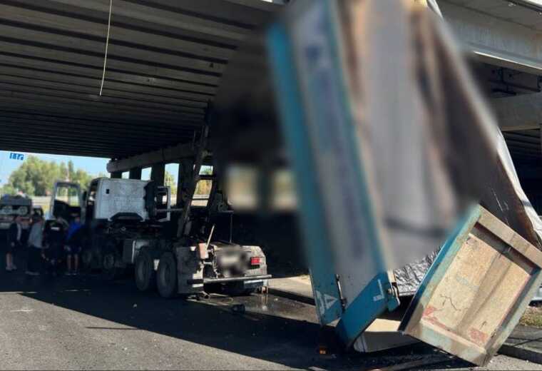 У Києві вантажівка з піднятим причепом врізалася в міст