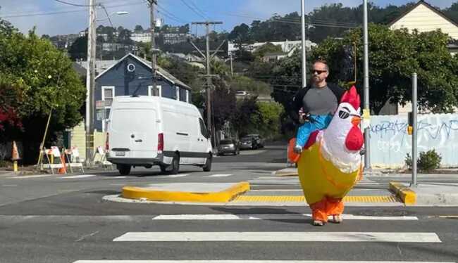 У США лейтенант у костюмі півня ловив на перехресті порушників ПДР