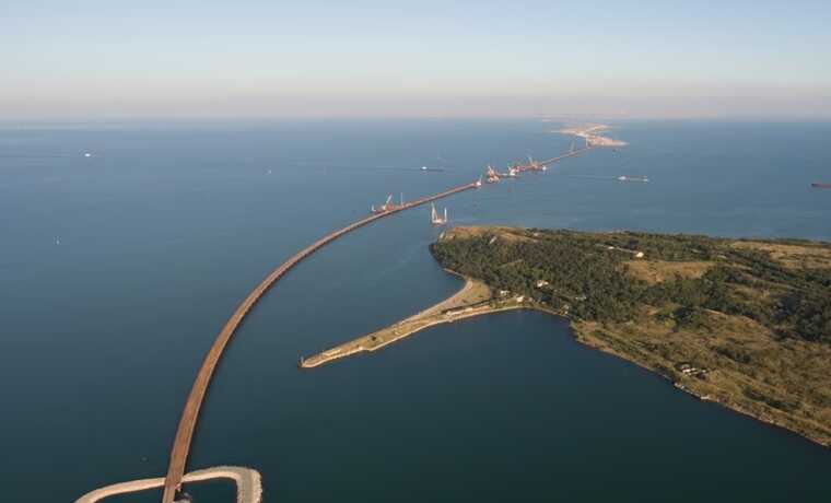 На захопленій Тузлі помітили башти-трансформери: Путін намагається захистити Кримський міст