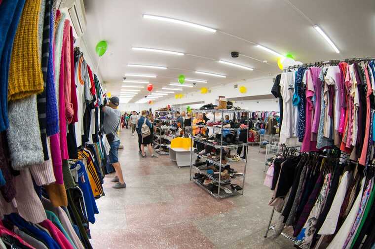 У Києві підлітки «штурмували» секонд-хенд у день відкриття: у мережі публікують відео