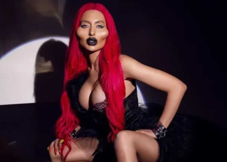 Українка з найбільшими в світі вилицями відверто поділилася розповіддю про свою родину