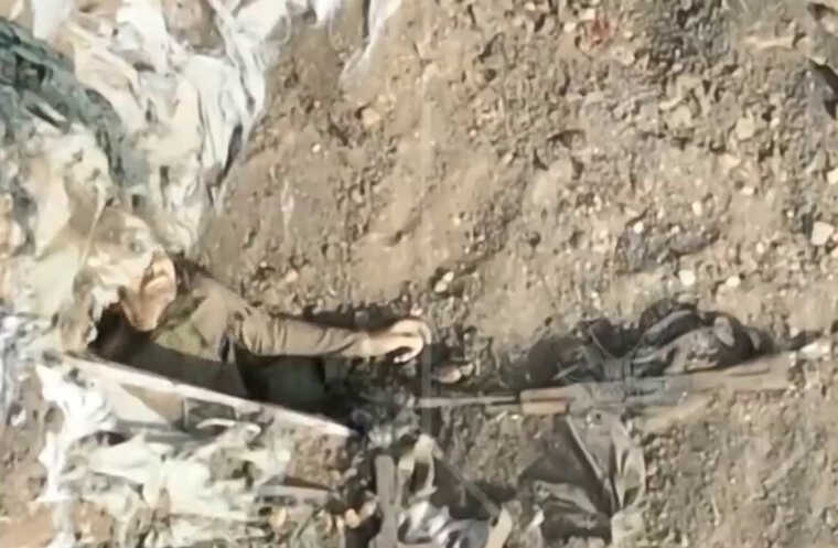 У мережі опублікували відео, як рука окупанта тягне ліквідованого російського загарбника в бліндаж