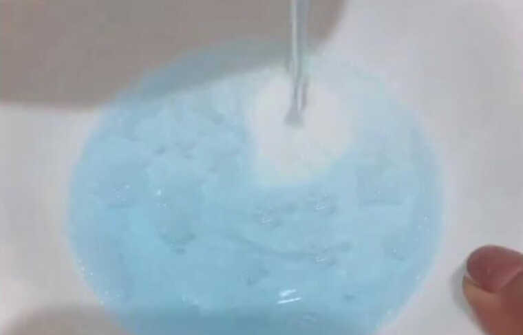 В оккупированном Донецке из крана течет "питьевая" голубая вода