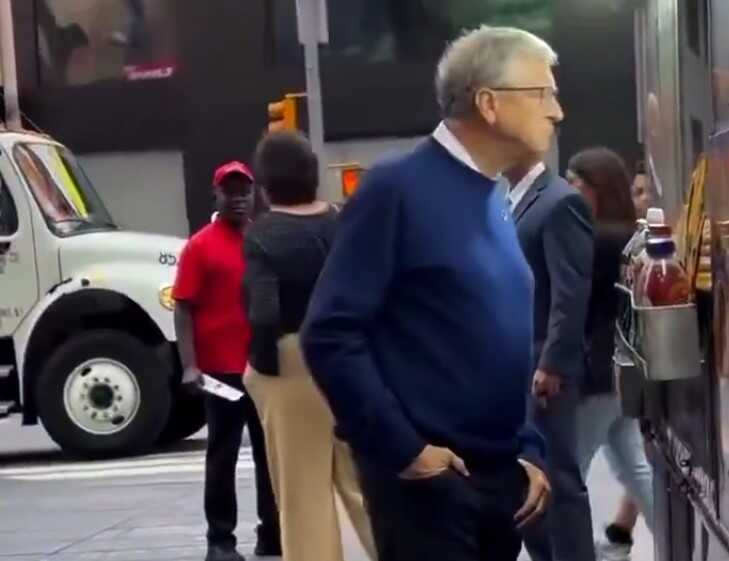 Билла Гейтса заметили в Нью-Йорке за покупкой хот-дога