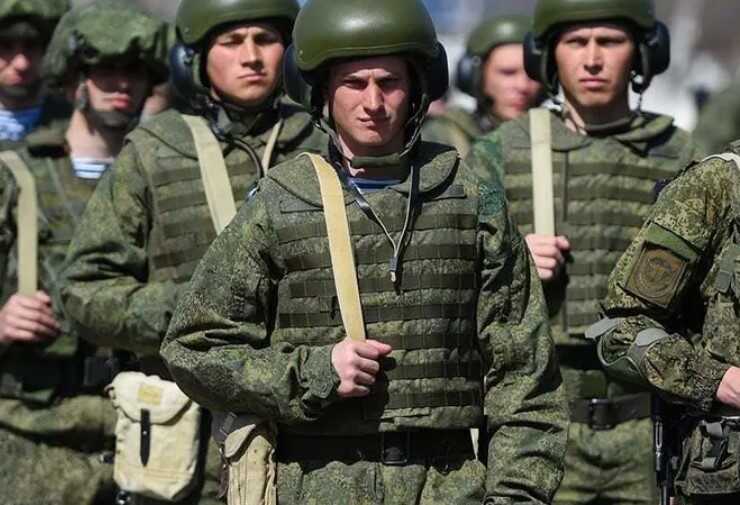В РФ призывников заставляют заключать контракты после прохождения срочной службы – разведка Британии