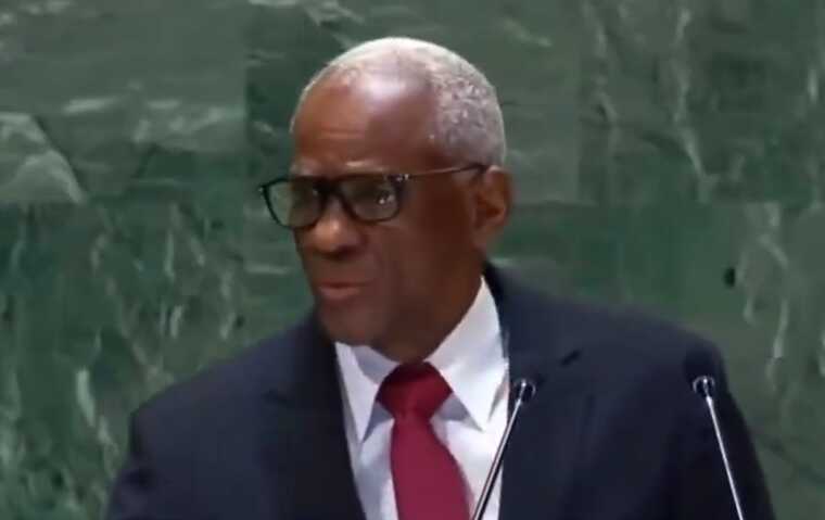 Президент Гаїті під час виступу за трибуною ООН облився водою