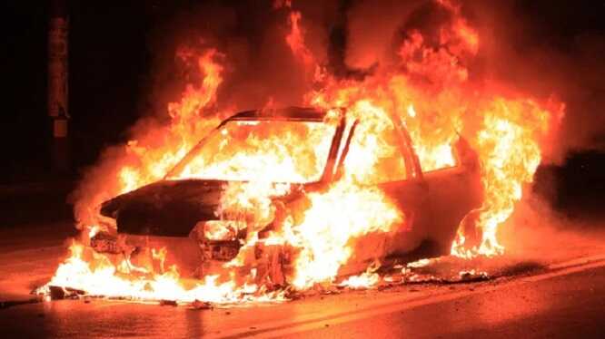 В Одесі спалили авто військового: у мережі з’явилося відео