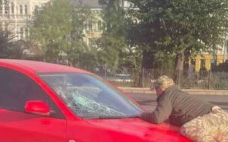 In Odesa, a man "gave a ride" on the hood to an employee of the TRC