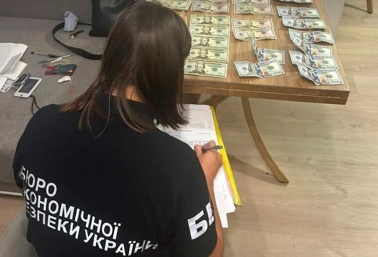 В Україні було викрито організовану злочинну групу, яка займалася збутом підробленої іноземної валюти