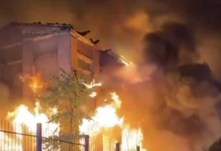 У центрі Києва, на вулиці Дмитрівській серйозна пожежа — палає закинута будівля дитячого садочка