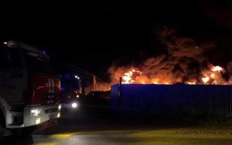 У Пермському краї РФ сталася масштабна пожежа на нафтобазі в селі Осенці