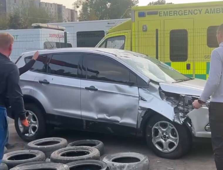 В столице эвакуатор неудачно перевез авто: его буквально сплющило