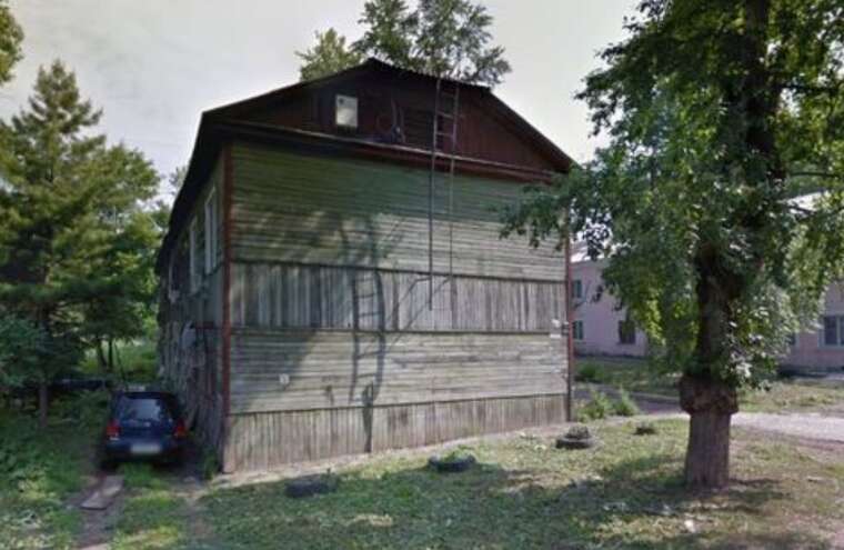 У російському Хабаровську мешканців змушують знести аварійну халупу власним коштом