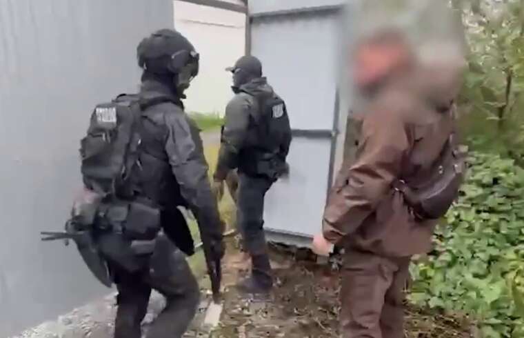 400 тисяч цигарок щодня: на Закарпатті поліція "накрила" незаконний цех у стайні