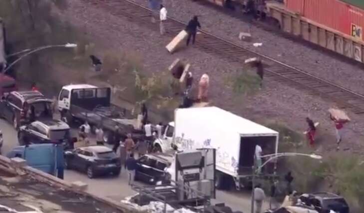 В Чикаго толпа людей разграбила поезд во время стоянки