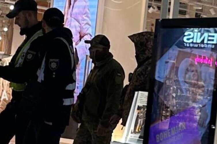 ТЦК продолжают рейды по столичным ТРЦ