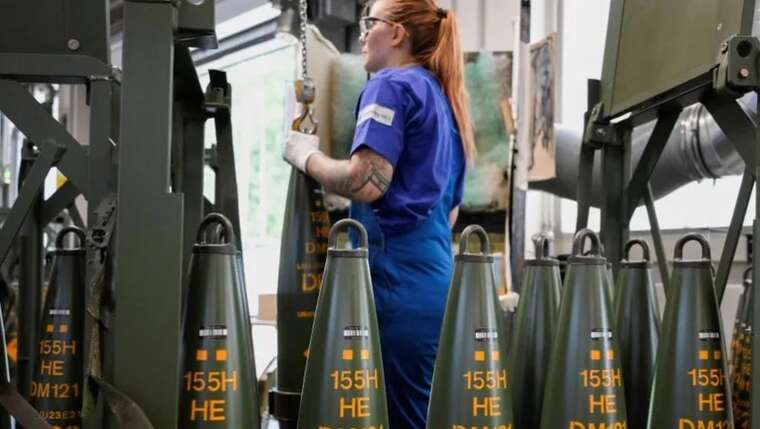 FT: Оборонні компанії по всьому світу нарощують виробництво снарядів, проте цього замало