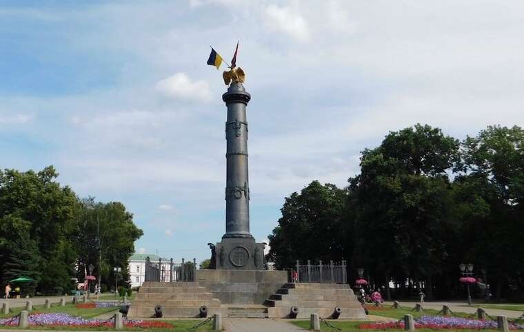 У Полтаві монумент Слави облили червоною фарбою: художниця закликає до його демонтажу