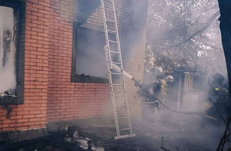 На Київщині уламки російського дрона впали на будинок: виникла пожежа