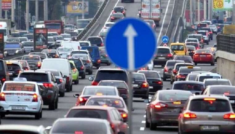 In Kyiv, massive traffic jams: videos and photos are being posted online