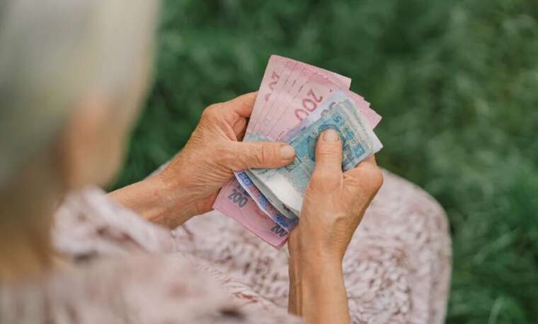 Майже 45% українців отримують пенсію менше ніж 100 доларів