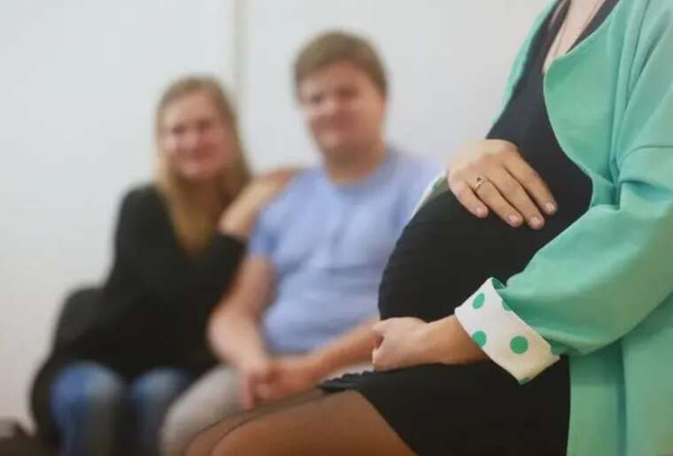 Італія заборонила сурогатне материнство поза країною