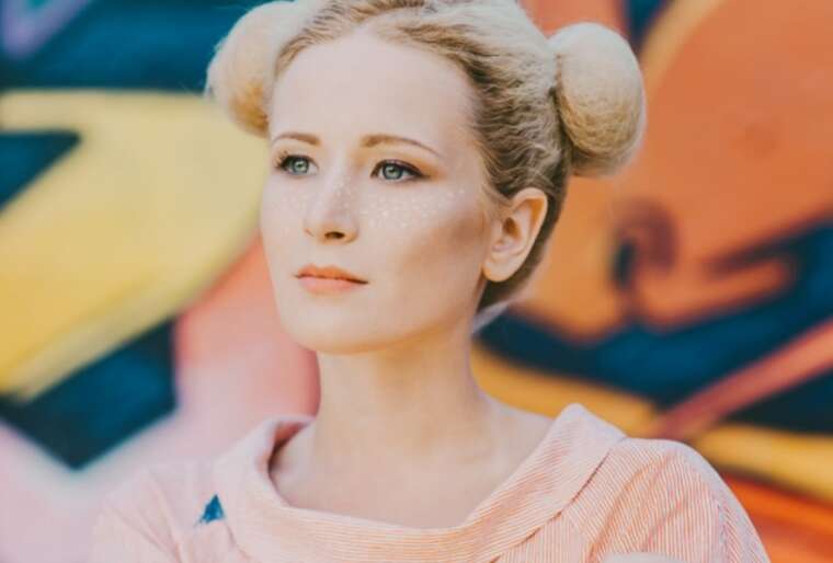 В РФ певицу Монеточку объявили в розыск