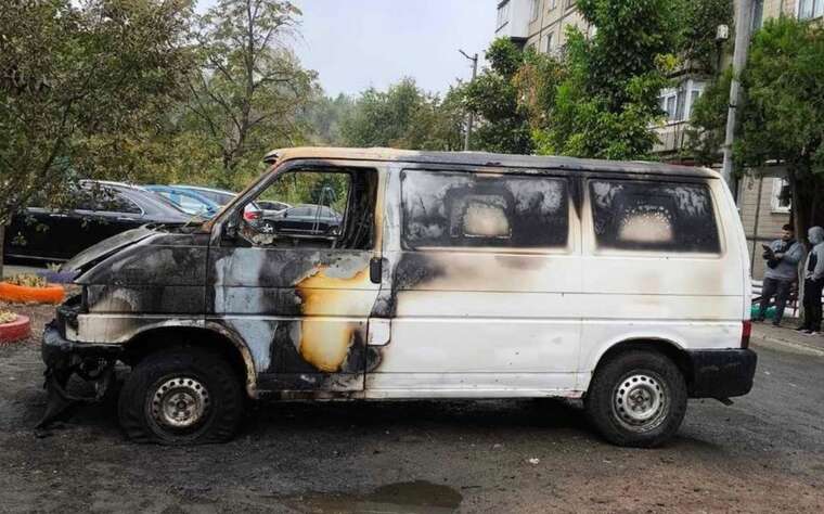 В Кривом Роге подожгли микроавтобус волонтера ВСУ
