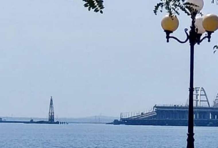 Окупанти щось будують біля Кримського мосту