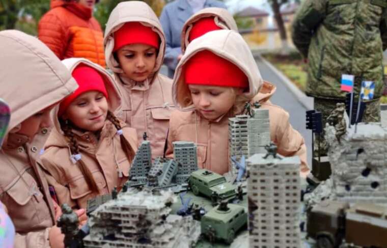 В российском Ростове детям подарили макет разрушенного Бахмута