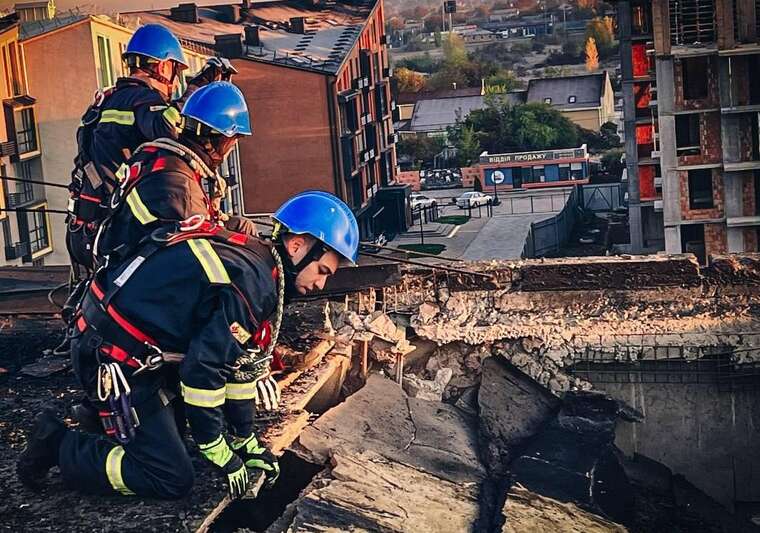 Нічна атака в Київській області: у Глевасі уламками пошкоджено дах багатоповерхівки