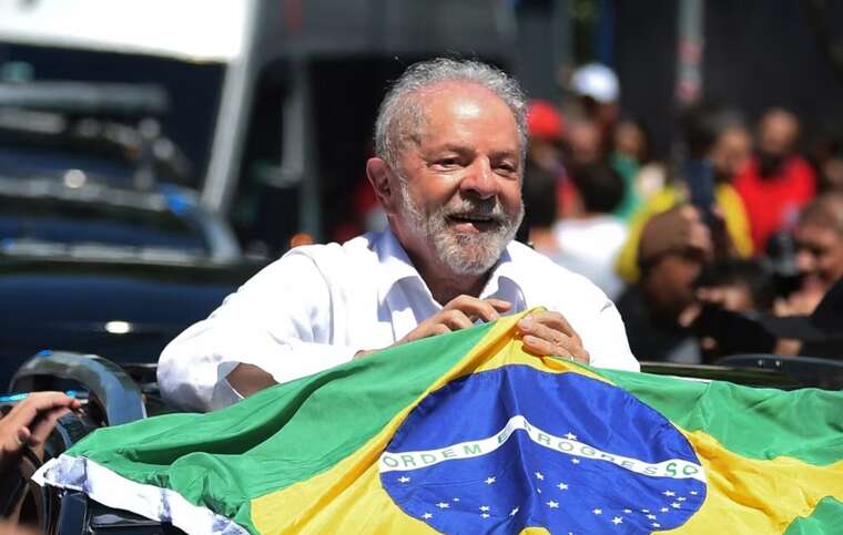 Президент Бразилии упал в своей резиденции и ударился головой: наложили три шва